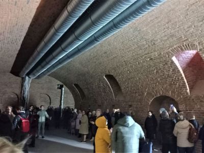 Piwnicę dawnej wytwórni win i winiaków braci Mannigel przy pl. Słowiańskim odrestaurował oraz odbudował budynek nad nią (dobudowując piętro) Hotel Ruben. Cały kompleks nazywa się Srebrna Góra od przebiegającej obok ulicy. 