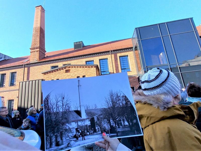 Piwnicę dawnej wytwórni win i winiaków braci Mannigel przy pl. Słowiańskim odrestaurował oraz odbudował budynek nad nią (dobudowując piętro) Hotel Ruben. Cały kompleks nazywa się Srebrna Góra od przebiegającej obok ulicy.