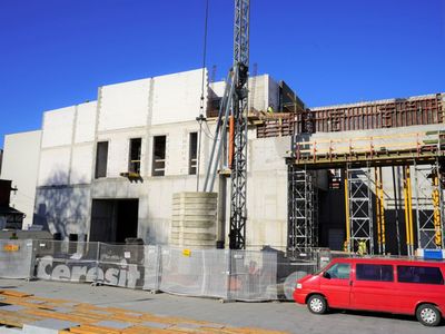Marzec 2022 r. Jeszcze trochę i budowlańcy zamkną najwyższą – trzecią - kondygnację Sceny Lalkowej Lubuskiego Teatru, który wyrosła na pl. Teatralnym w Zielonej Górze. 