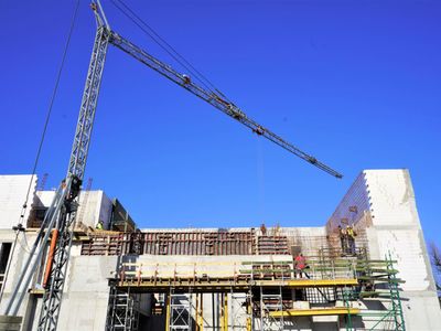 Marzec 2022 r. Jeszcze trochę i budowlańcy zamkną najwyższą – trzecią - kondygnację Sceny Lalkowej Lubuskiego Teatru, który wyrosła na pl. Teatralnym w Zielonej Górze. 
