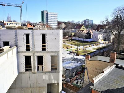 Marzec 2022 r. Jeszcze trochę i budowlańcy zamkną najwyższą – trzecią - kondygnację Sceny Lalkowej Lubuskiego Teatru, który wyrosła na pl. Teatralnym w Zielonej Górze. Widać łącznik, którym aktorzy i obsługa będą mogli przechodzić do nowego obiektu z głównej siedziby LT. 