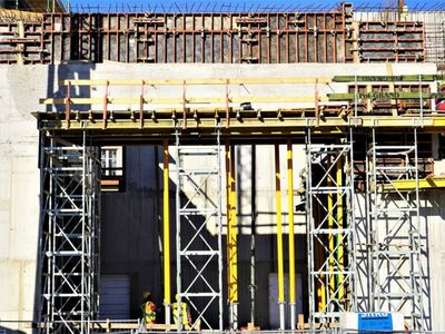 Marzec 2022 r. Jeszcze trochę i budowlańcy zamkną najwyższą – trzecią - kondygnację Sceny Lalkowej Lubuskiego Teatru, który wyrosła na pl. Teatralnym w Zielonej Górze. Istotnym elementem nowego budynku będzie ściana (otwór 8 x 6 metrów) otwierana w stronę pl. Teatralnego. Wystarczy dostawić scenę i w ciepłych miesiącach będzie można grać spektakle i organizować koncerty dla publiczności zgromadzonej na plenerowej amfiteatralnej widowni. 