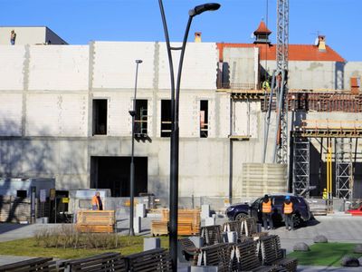 Marzec 2022 r. Jeszcze trochę i budowlańcy zamkną najwyższą – trzecią - kondygnację Sceny Lalkowej Lubuskiego Teatru, który wyrosła na pl. Teatralnym w Zielonej Górze. Istotnym elementem nowego budynku będzie ściana (otwór 8 x 6 metrów) otwierana w stronę pl. Teatralnego. Wystarczy dostawić scenę i w ciepłych miesiącach będzie można grać spektakle i organizować koncerty dla publiczności zgromadzonej na plenerowej amfiteatralnej widowni. 