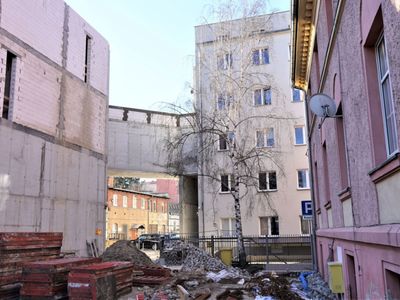 Marzec 2022 r. Jeszcze trochę i budowlańcy zamkną najwyższą – trzecią - kondygnację Sceny Lalkowej Lubuskiego Teatru, który wyrosła na pl. Teatralnym w Zielonej Górze. Widać łącznik, którym aktorzy i obsługa będą mogli przechodzić do nowego obiektu z głównej siedziby LT. 