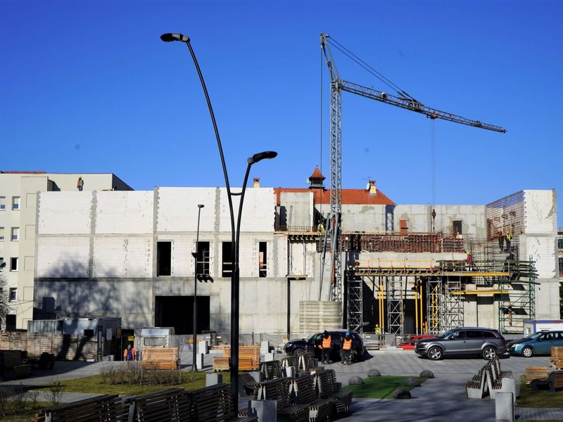Marzec 2022 r. Jeszcze trochę i budowlańcy zamkną najwyższą – trzecią - kondygnację Sceny Lalkowej Lubuskiego Teatru, który wyrosła na pl. Teatralnym w Zielonej Górze. Istotnym elementem nowego budynku będzie ściana (otwór 8 x 6 metrów) otwierana w stronę pl. Teatralnego. Wystarczy dostawić scenę i w ciepłych miesiącach będzie można grać spektakle i organizować koncerty dla publiczności zgromadzonej na plenerowej amfiteatralnej widowni.