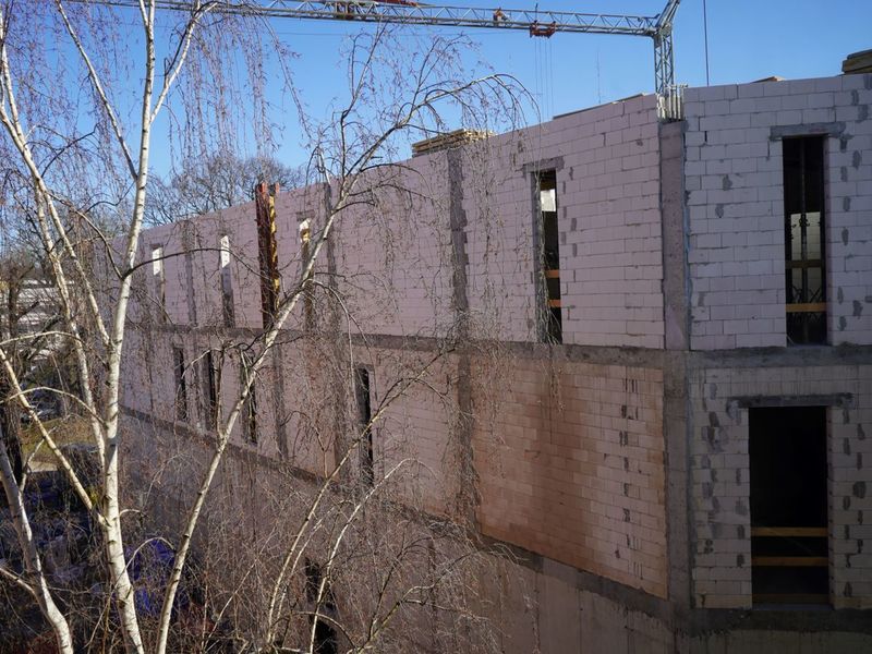 Marzec 2022 r. Jeszcze trochę i budowlańcy zamkną najwyższą – trzecią - kondygnację Sceny Lalkowej Lubuskiego Teatru, który wyrosła na pl. Teatralnym w Zielonej Górze.