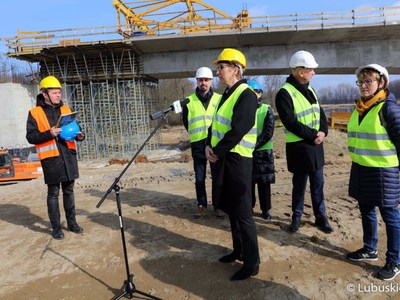 Konferencja prasowa na terenie budowy mostu na Odrze w Milsku. Przy mikrofonie posłanka Katarzyna Osos