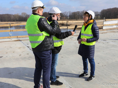 Marszałek Elżbieta Anna Polak udziela wywiadu na budowanym moście na Odrze w Milsku
