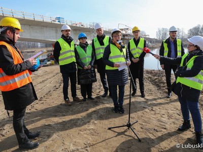 Konferencja prasowa na terenie budowy mostu na Odrze w Milsku. Przy mikrofonie marszałek Elżbieta Anna Polak.