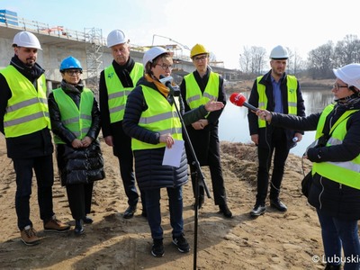 Konferencja prasowa na terenie budowy mostu na Odrze w Milsku. Przy mikrofonie marszałek Elżbieta Anna Polak.