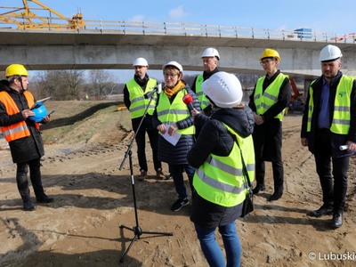 Konferencja prasowa na terenie budowy mostu na Odrze w Milsku. Przy mikrofonie marszałek Elżbieta Anna Polak.