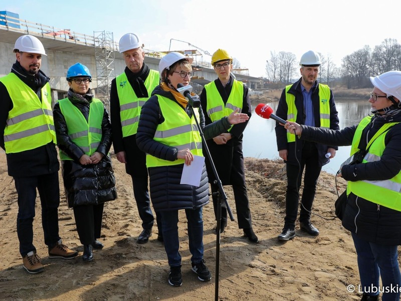 Konferencja prasowa na terenie budowy mostu na Odrze w Milsku. Przy mikrofonie marszałek Elżbieta Anna Polak.