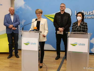 Konferencja prasowa na temat przekazania 10 mln zł dla szpitala w Torzymiu na utworzenie dodatkowych miejsc dla osób chorych na COVID-19. Przy mównicach (od lewej): Marszałek Województwa Lubuskiego Elżbieta Anna Polak oraz prezes zarządu szpitala w Torzymiu Katarzyna Lebiotkowska. Z tyłu (od lewej): Przewodniczący Sejmiku Woj. Lubuskiego Wacław Maciuszonek oraz radny województwa lubuskiego Sławomir Kowal.
