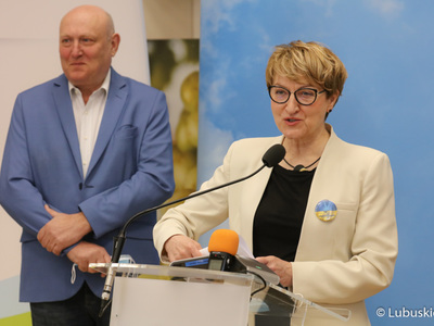 Marszałek Województwa Lubuskiego Elżbieta Anna Polak podczas konferencji prasowej na temat przekazania 10 mln zł dla szpitala w Torzymiu