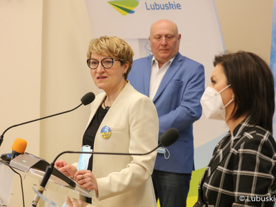 Marszałek Województwa Lubuskiego Elżbieta Anna Polak (przy mikrofonie) podczas konferencji prasowej na temat przekazania 10 mln zł dla szpitala w Torzymiu