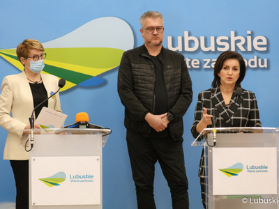 Prezes zarządu szpitala w Torzymiu Katarzyna Lebiotkowska (przy mikrofonie) podczas konferencji prasowej na temat przekazania 10 mln zł dla szpitala w Torzymiu 
