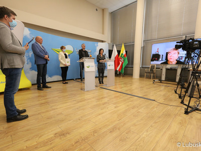 Konferencja prasowa na temat przekazania 10 mln zł dla szpitala w Torzymiu na utworzenie dodatkowych miejsc dla osób chorych na COVID-19.