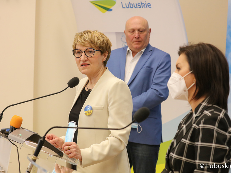 Marszałek Województwa Lubuskiego Elżbieta Anna Polak (przy mikrofonie) podczas konferencji prasowej na temat przekazania 10 mln zł dla szpitala w Torzymiu