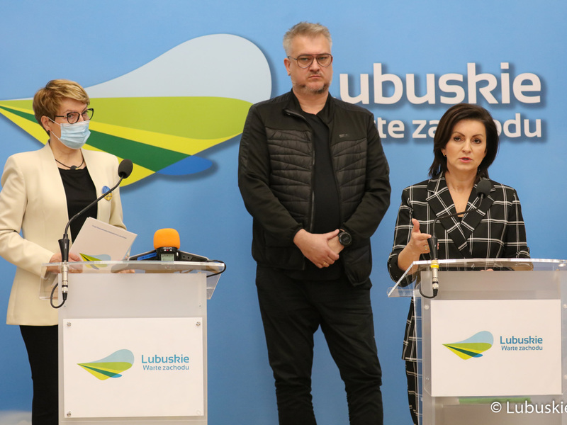 Prezes zarządu szpitala w Torzymiu Katarzyna Lebiotkowska (przy mikrofonie) podczas konferencji prasowej na temat przekazania 10 mln zł dla szpitala w Torzymiu