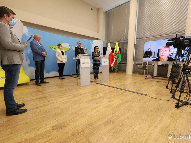 Konferencja prasowa na temat przekazania 10 mln zł dla szpitala w Torzymiu na utworzenie dodatkowych miejsc dla osób chorych na COVID-19.