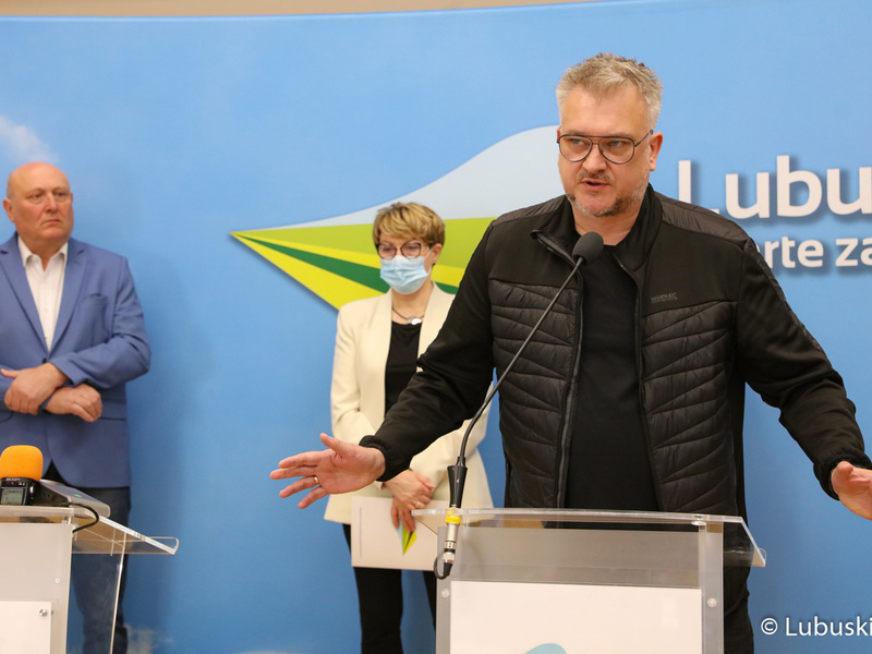 Radny województwa lubuskiego Sławomir Kowal podczas konferencji prasowej na temat przekazania 10 mln zł dla szpitala w Torzymiu