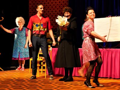 W sobotę, 26 marca 2022 r. - w przededniu Międzynarodowego Dnia Teatru – premiera „Kanadyjskich sukienek” Macieja Archona Michalskiego na scenie Lubuskiego Teatru w Zielonej Górze.