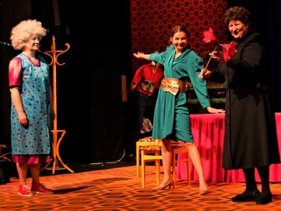 W sobotę, 26 marca 2022 r. - w przededniu Międzynarodowego Dnia Teatru – premiera „Kanadyjskich sukienek” Macieja Archona Michalskiego na scenie Lubuskiego Teatru w Zielonej Górze.