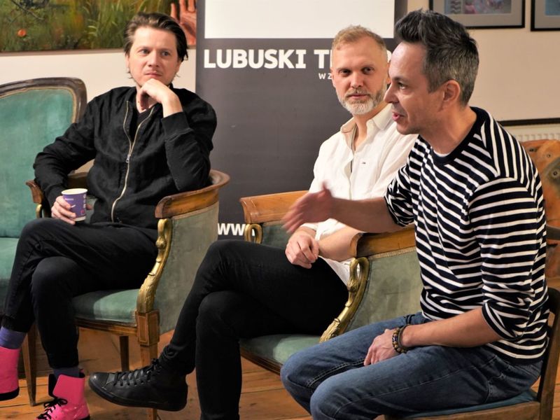 W sobotę, 26 marca 2022 r. - w przededniu Międzynarodowego Dnia Teatru – premiera „Kanadyjskich sukienek” Macieja Archona Michalskiego na scenie Lubuskiego Teatru w Zielonej Górze.