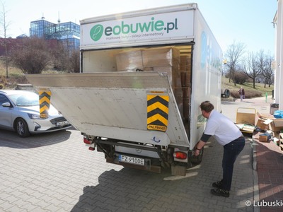 Transport butów od zielonogórskiej firmy Modivo dotarł w środę (23 marca) do Lubuskiego Centrum Pomocowego w Sali Kolumnowej Urzędu Marszałkowskiego przy ul. Podgórnej w Zielonej Górze