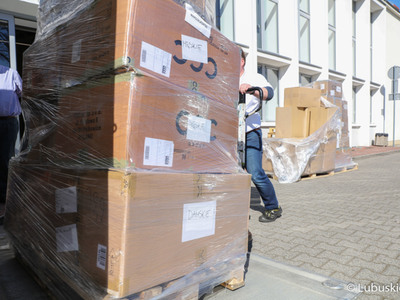 Transport butów od zielonogórskiej firmy Modivo dotarł w środę (23 marca) do Lubuskiego Centrum Pomocowego w Sali Kolumnowej Urzędu Marszałkowskiego przy ul. Podgórnej w Zielonej Górze