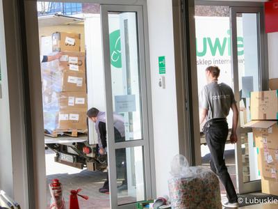 Transport butów od zielonogórskiej firmy Modivo dotarł w środę (23 marca) do Lubuskiego Centrum Pomocowego w Sali Kolumnowej Urzędu Marszałkowskiego przy ul. Podgórnej w Zielonej Górze