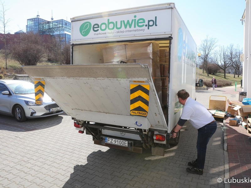 Transport butów od zielonogórskiej firmy Modivo dotarł w środę (23 marca) do Lubuskiego Centrum Pomocowego w Sali Kolumnowej Urzędu Marszałkowskiego przy ul. Podgórnej w Zielonej Górze