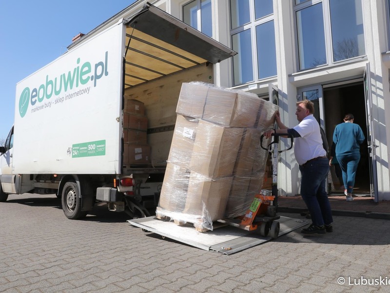Zielonogórska firma Modivo z Nowego Kisielina przekazała w darze dla uchodźców z Ukrainy 5 palet butów. Transport dotarł w środę (23 marca) do Lubuskiego Centrum Pomocowego, które mieści się w Sali Kolumnowej Urzędu Marszałkowskiego przy ul. Podgórnej w Zielonej Górze.