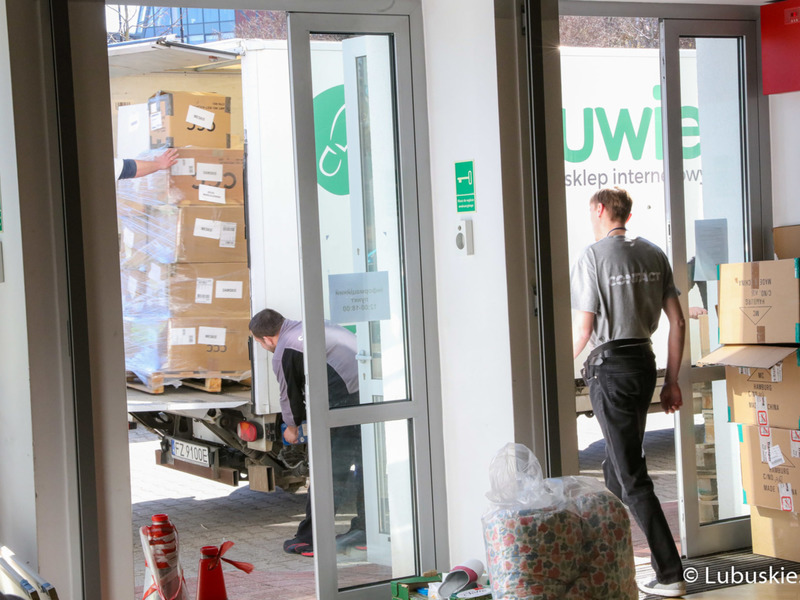 Transport butów od zielonogórskiej firmy Modivo dotarł w środę (23 marca) do Lubuskiego Centrum Pomocowego w Sali Kolumnowej Urzędu Marszałkowskiego przy ul. Podgórnej w Zielonej Górze