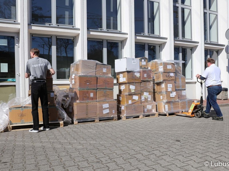 Transport butów od zielonogórskiej firmy Modivo dotarł w środę (23 marca) do Lubuskiego Centrum Pomocowego w Sali Kolumnowej Urzędu Marszałkowskiego przy ul. Podgórnej w Zielonej Górze