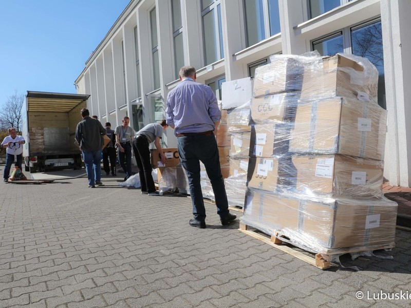 Transport butów od zielonogórskiej firmy Modivo dotarł w środę (23 marca) do Lubuskiego Centrum Pomocowego w Sali Kolumnowej Urzędu Marszałkowskiego przy ul. Podgórnej w Zielonej Górze