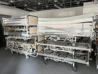 Łóżka w magazynie darów na lotnisku w Babimoście