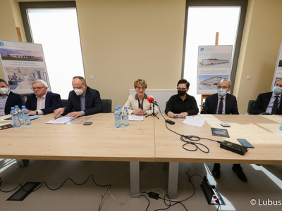 Uczestnicy konferencji prasowej w Ośrodku Radioterapii gorzowskiego szpitala 