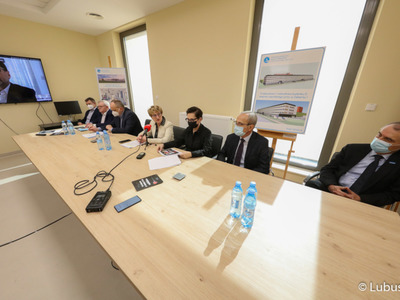 Uczestnicy konferencji prasowej w Ośrodku Radioterapii gorzowskiego szpitala 