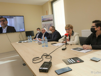 Uczestnicy konferencji prasowej w Ośrodku Radioterapii gorzowskiego szpitala 