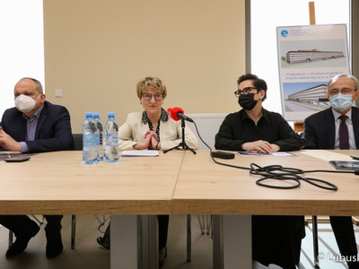 Uczestnicy konferencji prasowej w Ośrodku Radioterapii gorzowskiego szpitala 