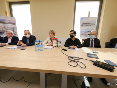Uczestnicy konferencji prasowej w Ośrodku Radioterapii gorzowskiego szpitala 