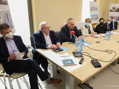 Uczestnicy konferencji prasowej w Ośrodku Radioterapii gorzowskiego szpitala 
