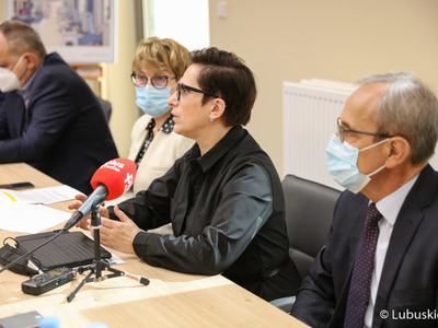 Uczestnicy konferencji prasowej w Ośrodku Radioterapii gorzowskiego szpitala 