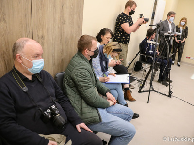 Uczestnicy konferencji prasowej w Ośrodku Radioterapii gorzowskiego szpitala 