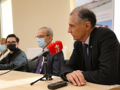 Uczestnicy konferencji prasowej w Ośrodku Radioterapii gorzowskiego szpitala 