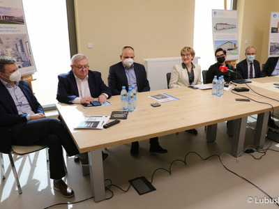 Uczestnicy konferencji prasowej w Ośrodku Radioterapii gorzowskiego szpitala 