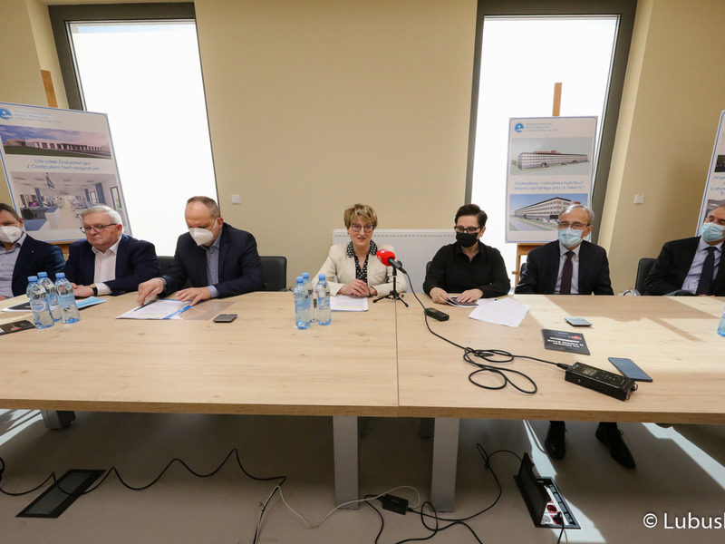 Uczestnicy konferencji prasowej w Ośrodku Radioterapii gorzowskiego szpitala