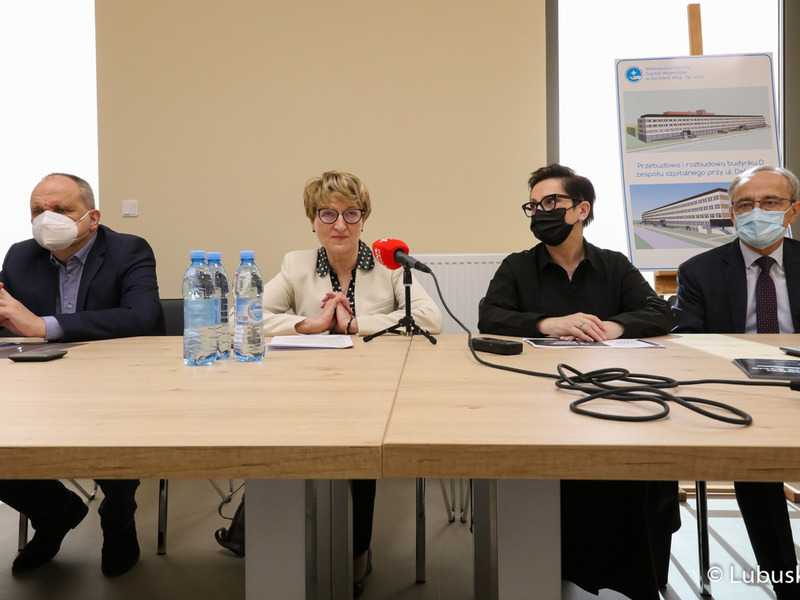 Uczestnicy konferencji prasowej w Ośrodku Radioterapii gorzowskiego szpitala