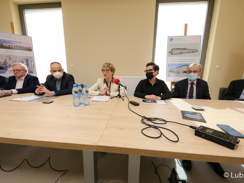 Uczestnicy konferencji prasowej w Ośrodku Radioterapii gorzowskiego szpitala